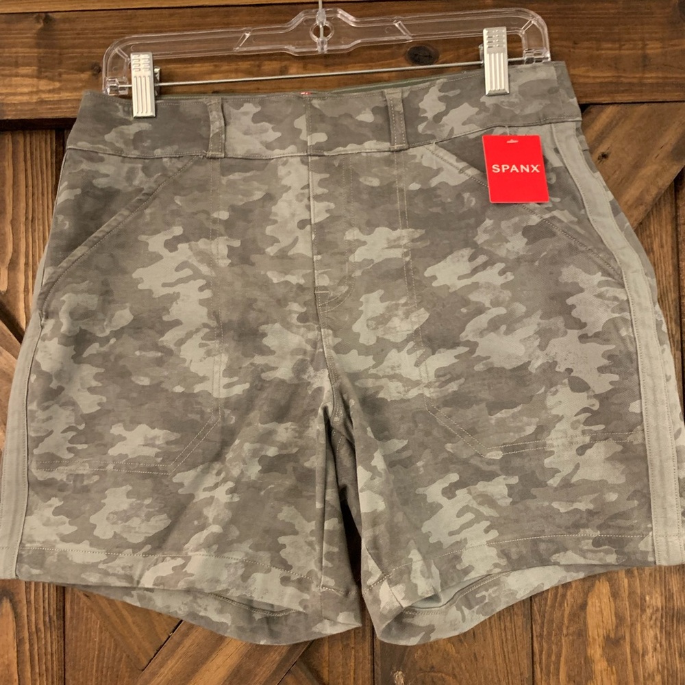 NWT Spanx 6” Twill Shorts.  Size M